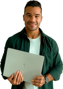 Jair segurando seu notebook